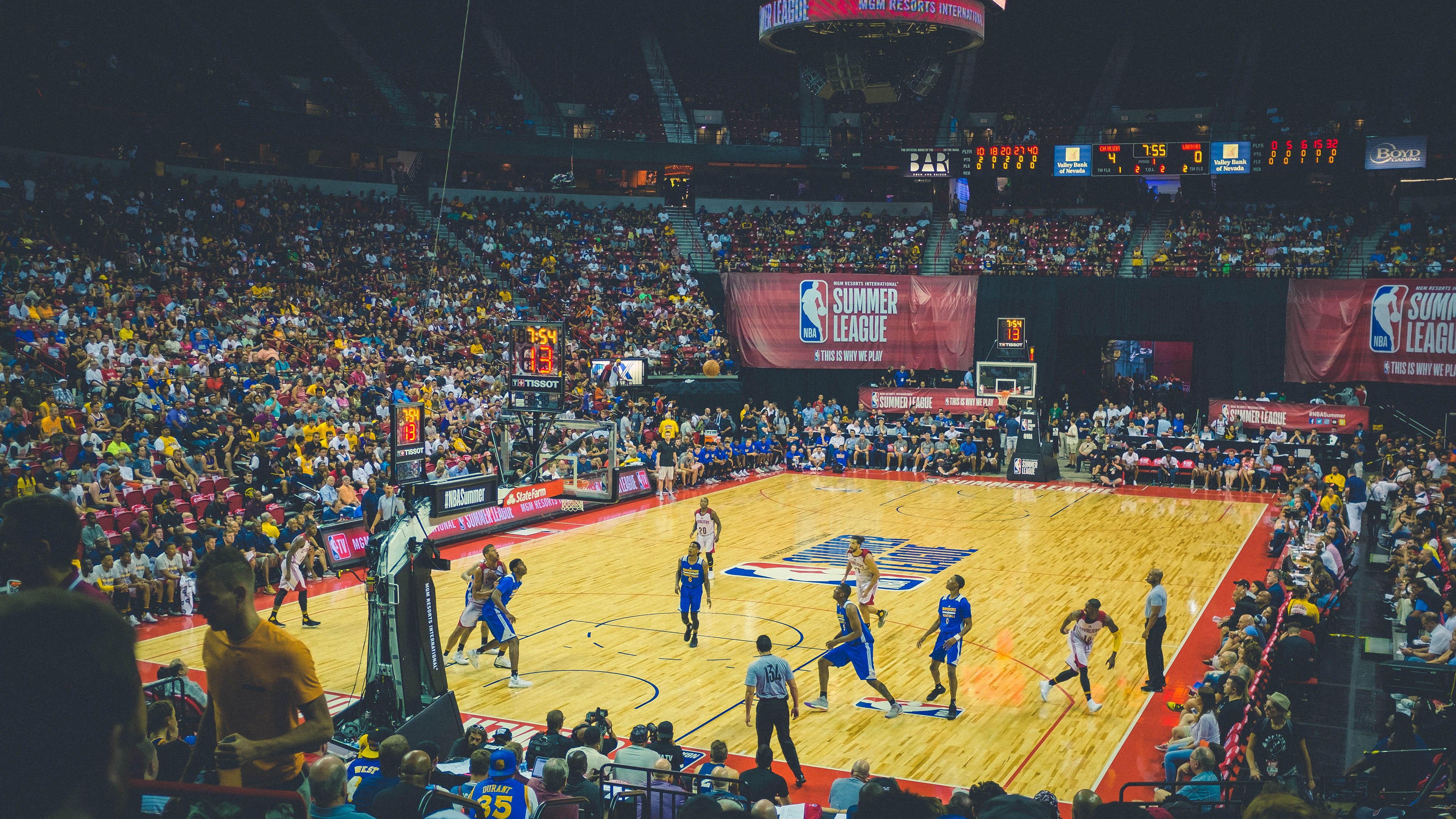 德甲战术多样，精彩瞬间频出，现场氛围热烈，德甲打法