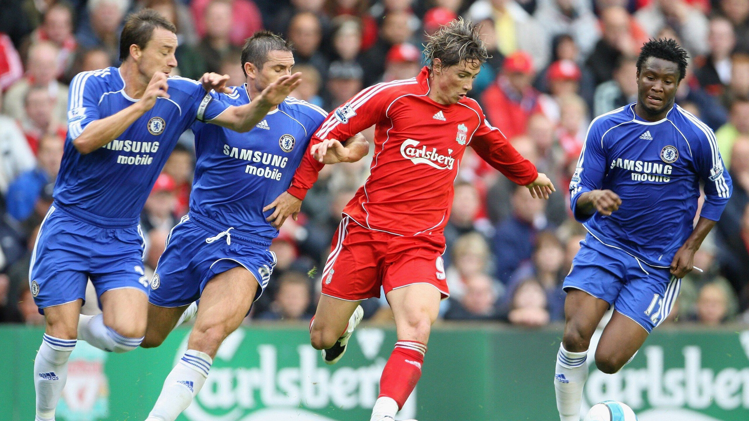 球迷比赛日疯狂助威，现场氛围火爆，球迷助威视频